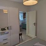 Loviste Apartments شقة *