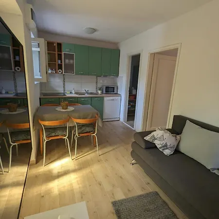 Loviste Apartments Apartman *