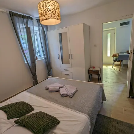 Loviste Apartments Apartman *