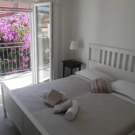 Loviste Apartments *